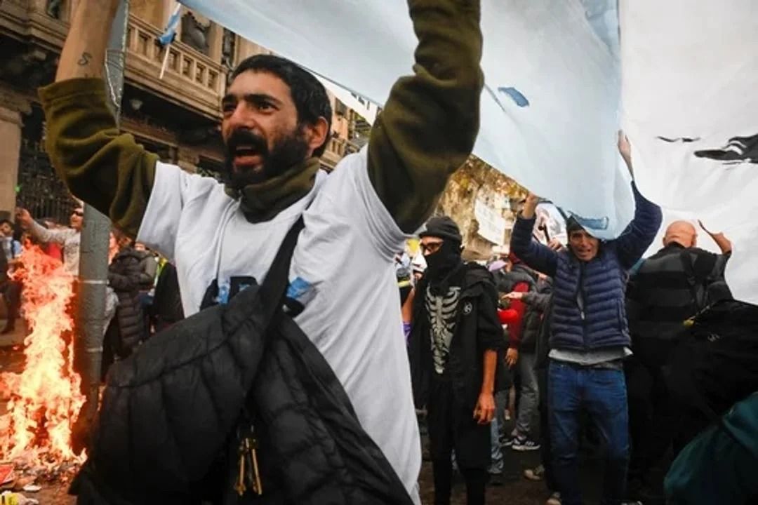 Organizaciones reclamarán por la “libertad inmediata” de los detenidos en la protesta contra la Ley Bases