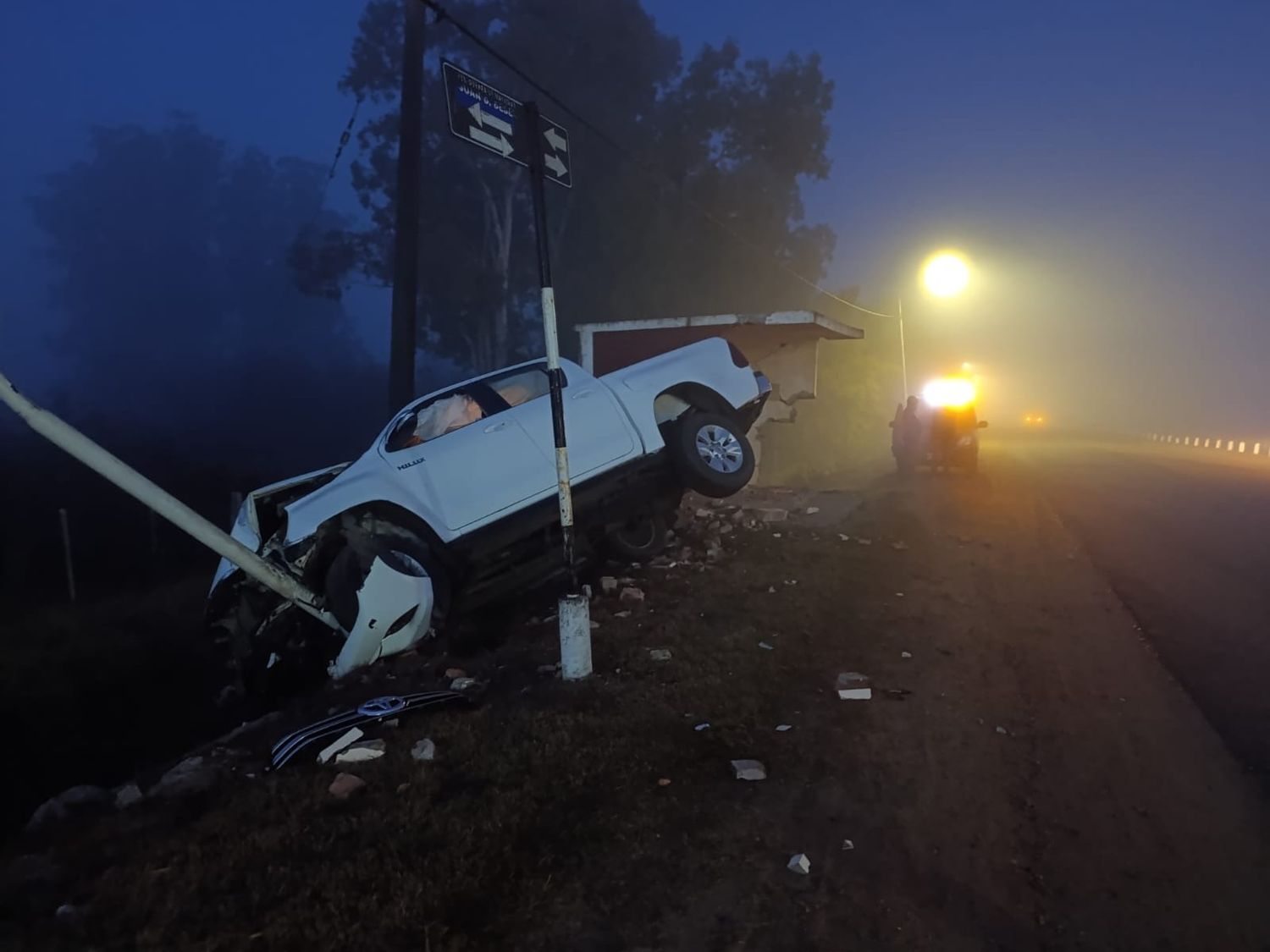 Se durmió al volante, despistó, chocó una garita y terminó contra una columna