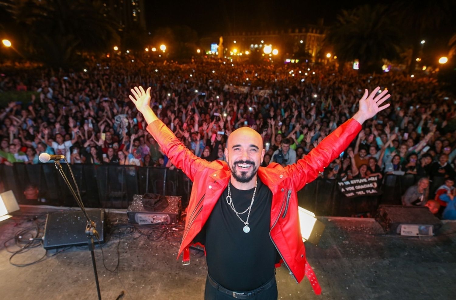 Abel Pintos se despidió de Mar del Plata ante una multitud