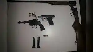 La policía secuestró armas y una motocicleta robada
