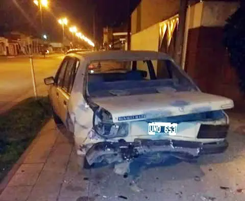 Chocaron un auto parado frente a una casa y fugaron