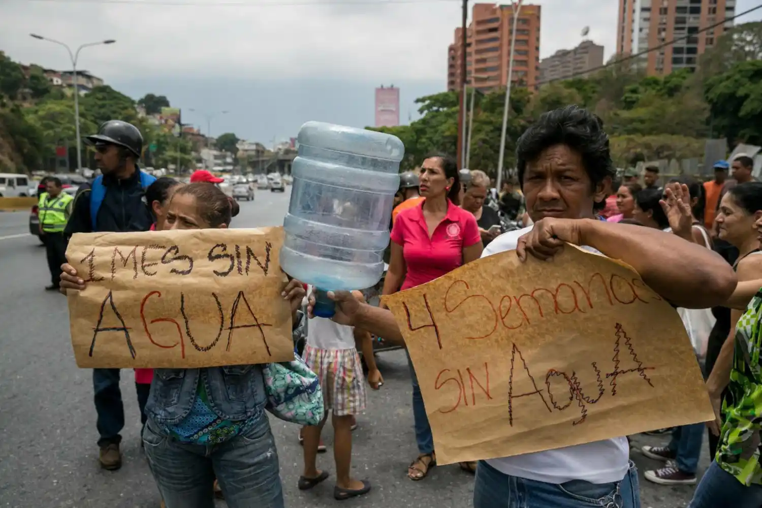 Venezolanos pasan hasta 3 meses sin recibir agua