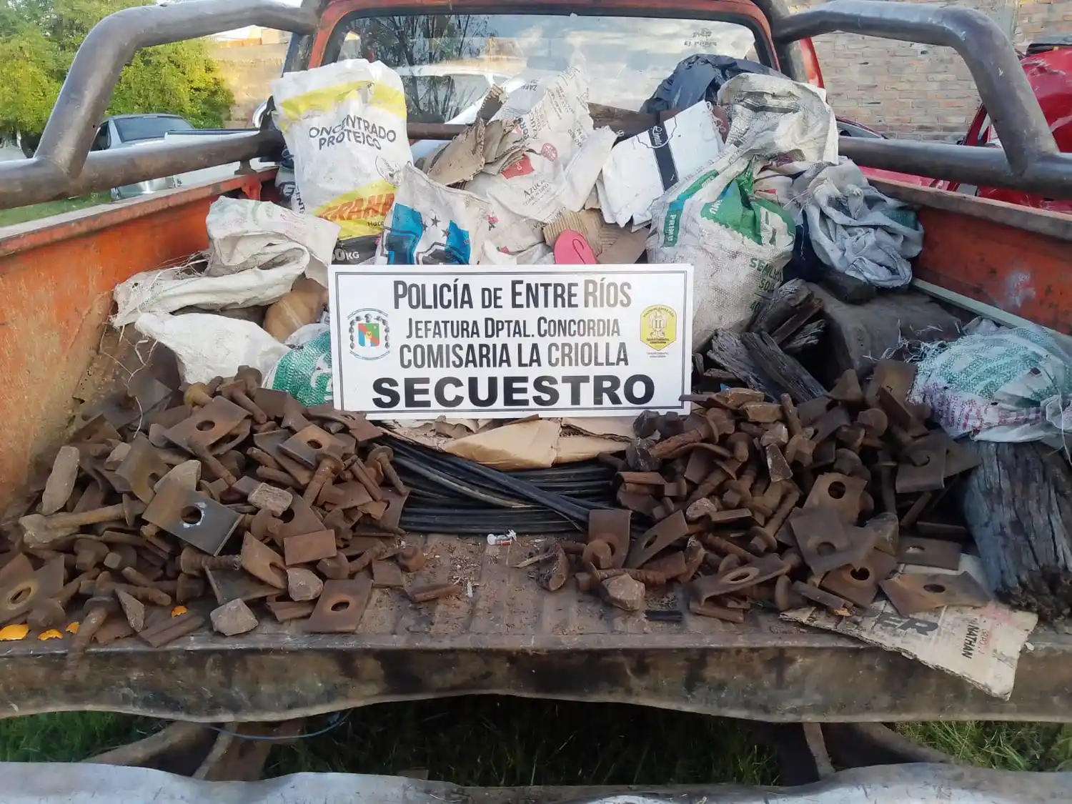 Interceptan a sospechosos robando material ferroviario 