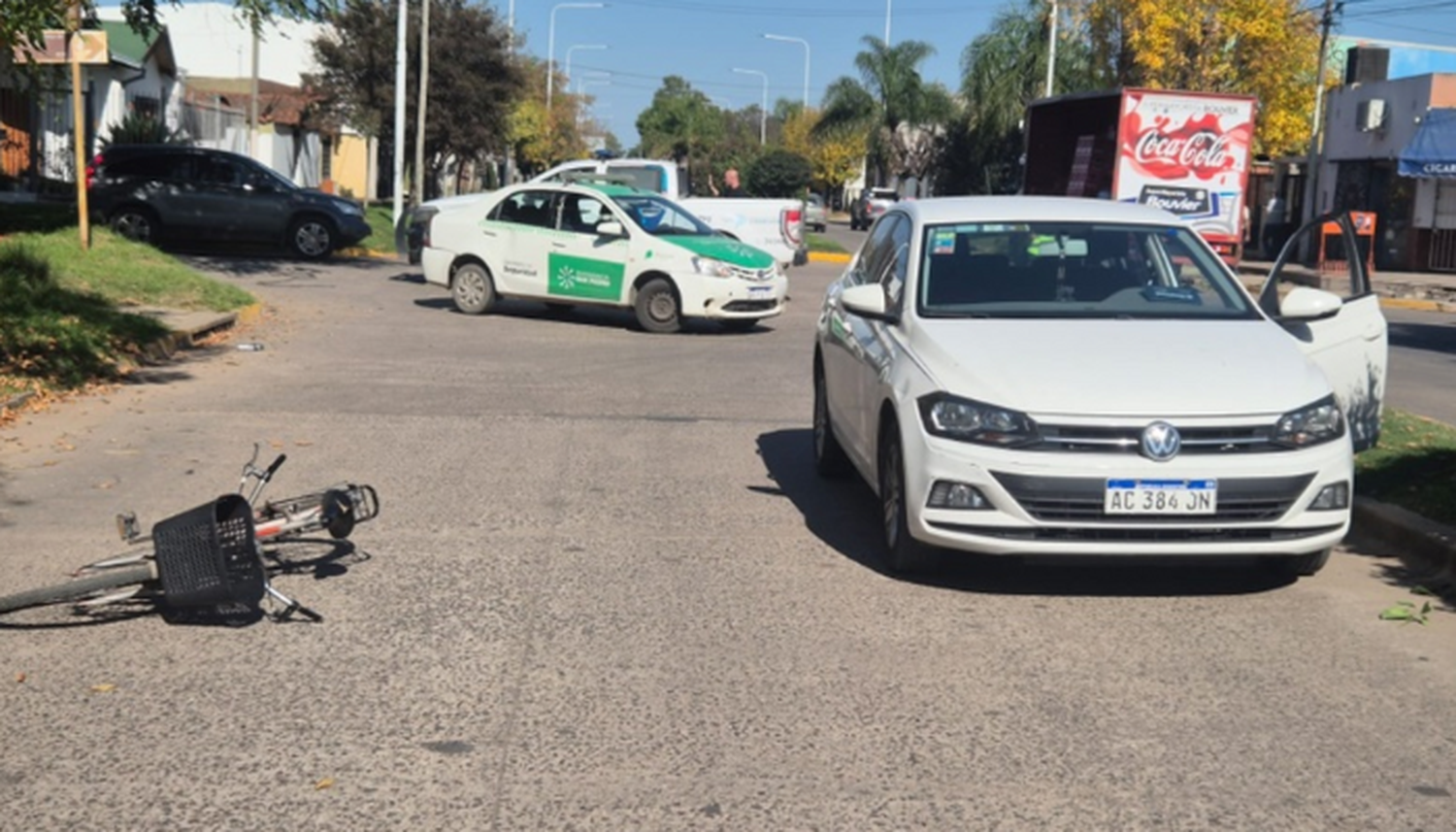 Colisionaron una bicicleta y un auto: una mujer fue trasladada al Hospital