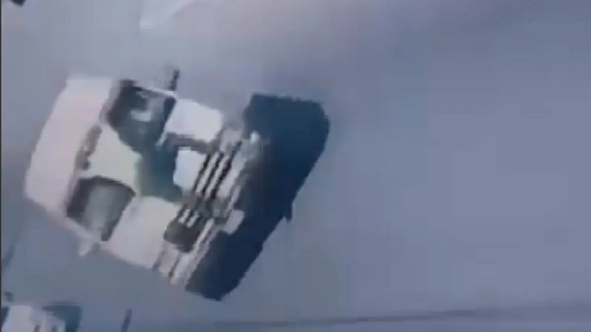 ¡AL MEJOR ESTILO DE HOLLYWOOD! VEA como un policía de tránsito en Maturín se guinda de un vehículo infractor (+VIDEO)