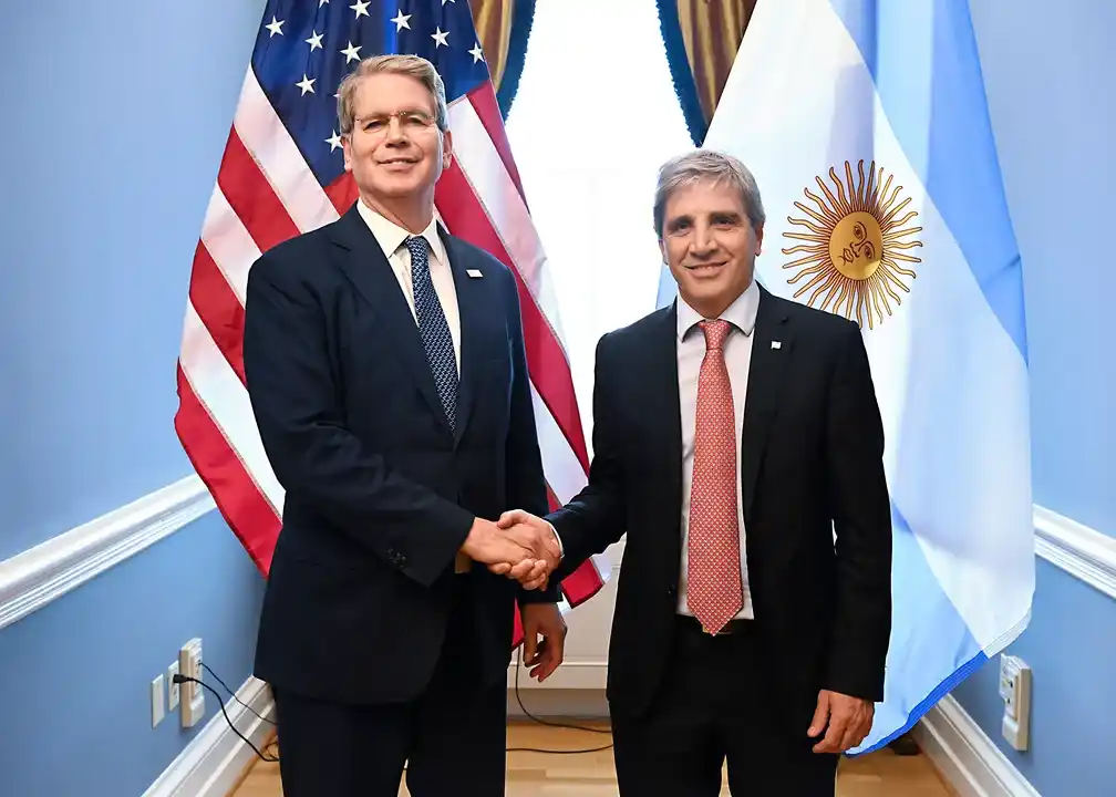 El ministro de Economía, Luis Caputo, junto a secretario del Tesoro, Bessent