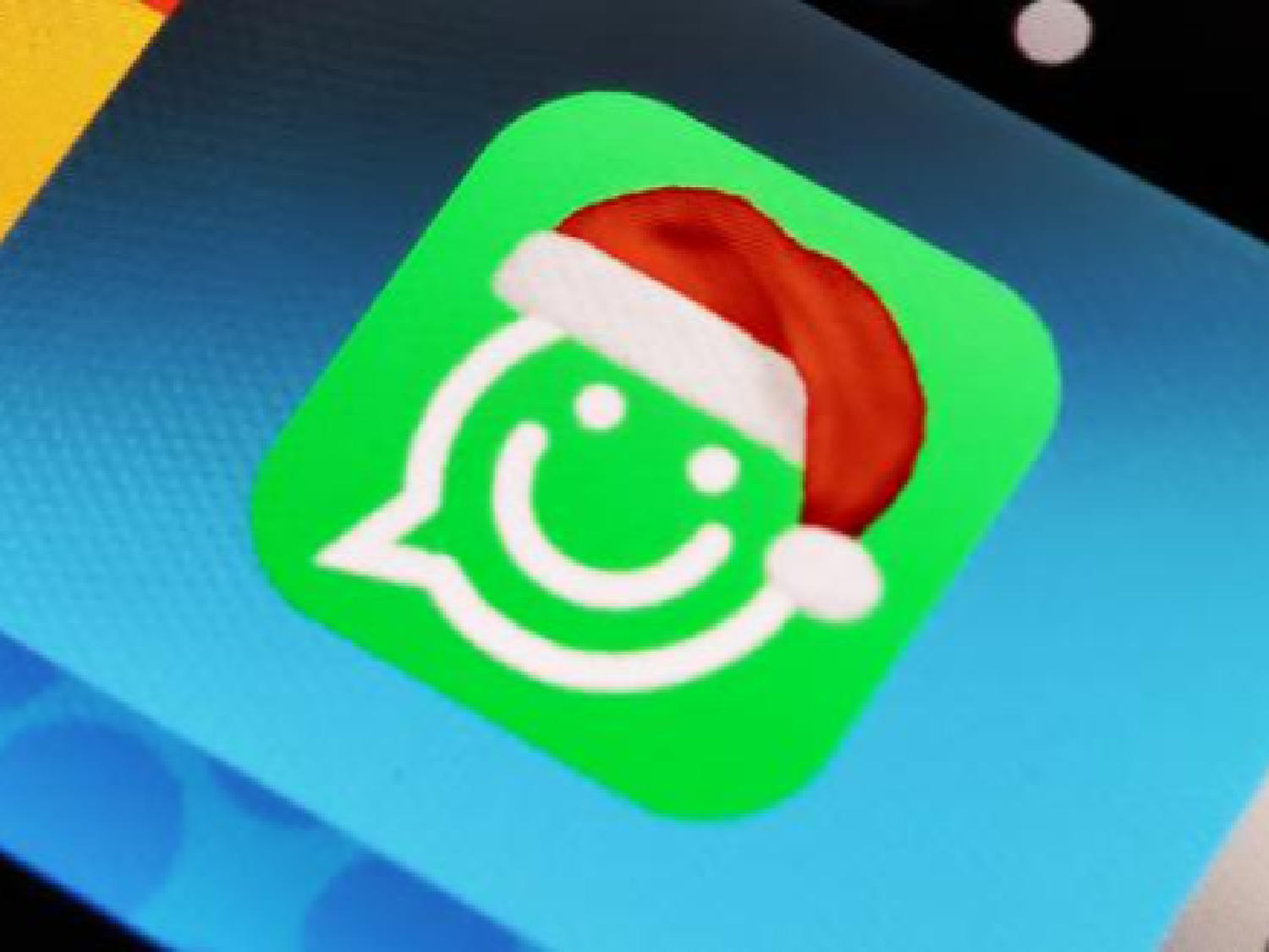 ¿Cómo colocar el gorro de  navidad en el logo de WhatsApp?                           