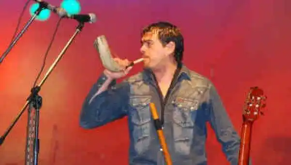 Tras ser acusado de no reconocer 5 hijos, Valdez deja Los Tekis