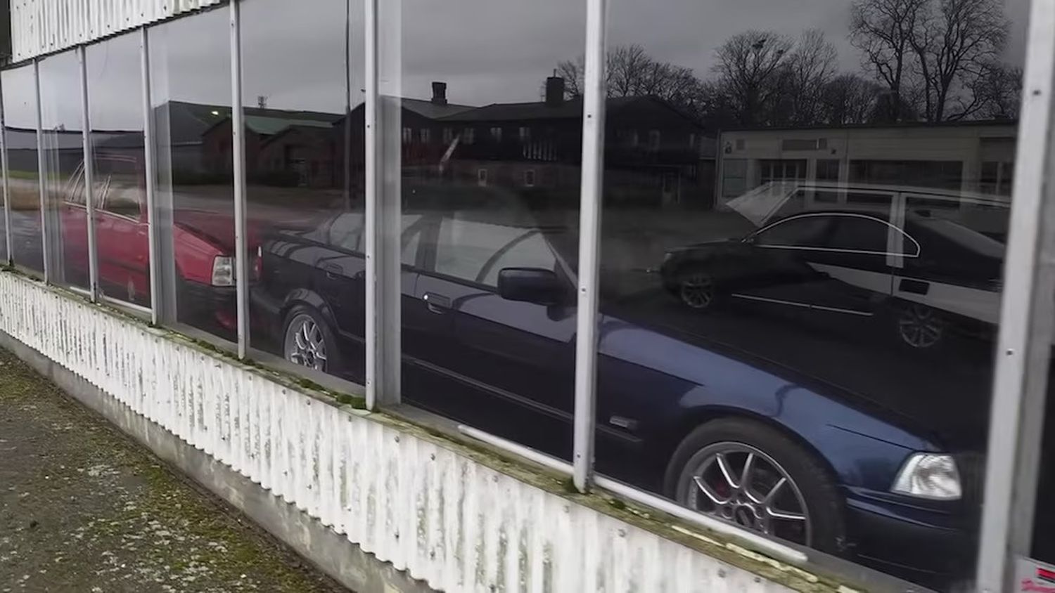 Hallazgo asombroso en Suecia: descubren concesionaria abandonada con más de 100 autos clásicos en perfecto estado