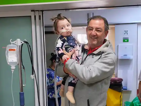 Los médicos han autorizado a Inés a pasear por el hospital, gatear por los pasillos y acceder al sector de juegos del centro médico.