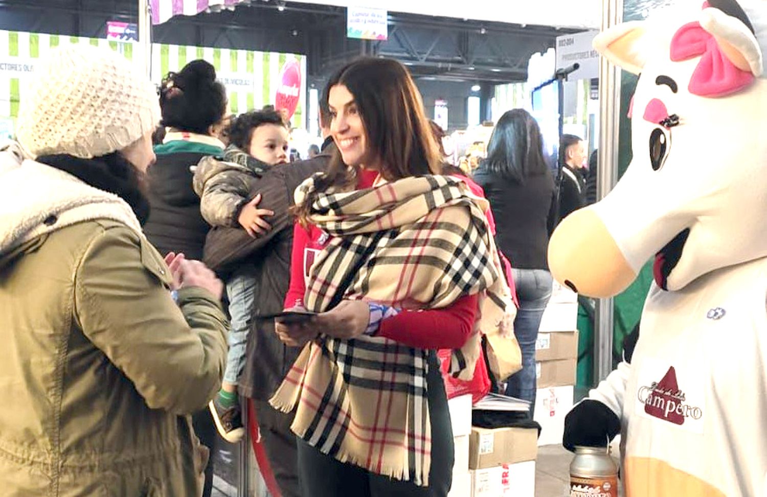 En la Feria. Valeria Garrido en el stand de Necochea