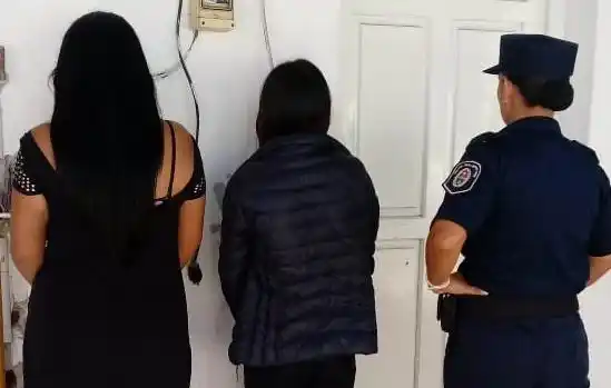 Dos colombianas fueron detenidas con varios celulares robados la costanera