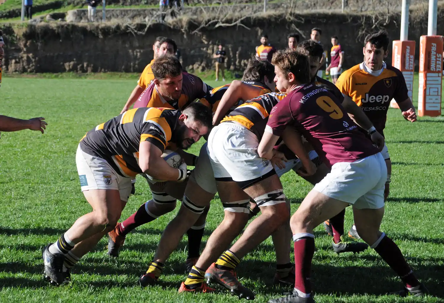 Juan Presa conduce el avance del maul.