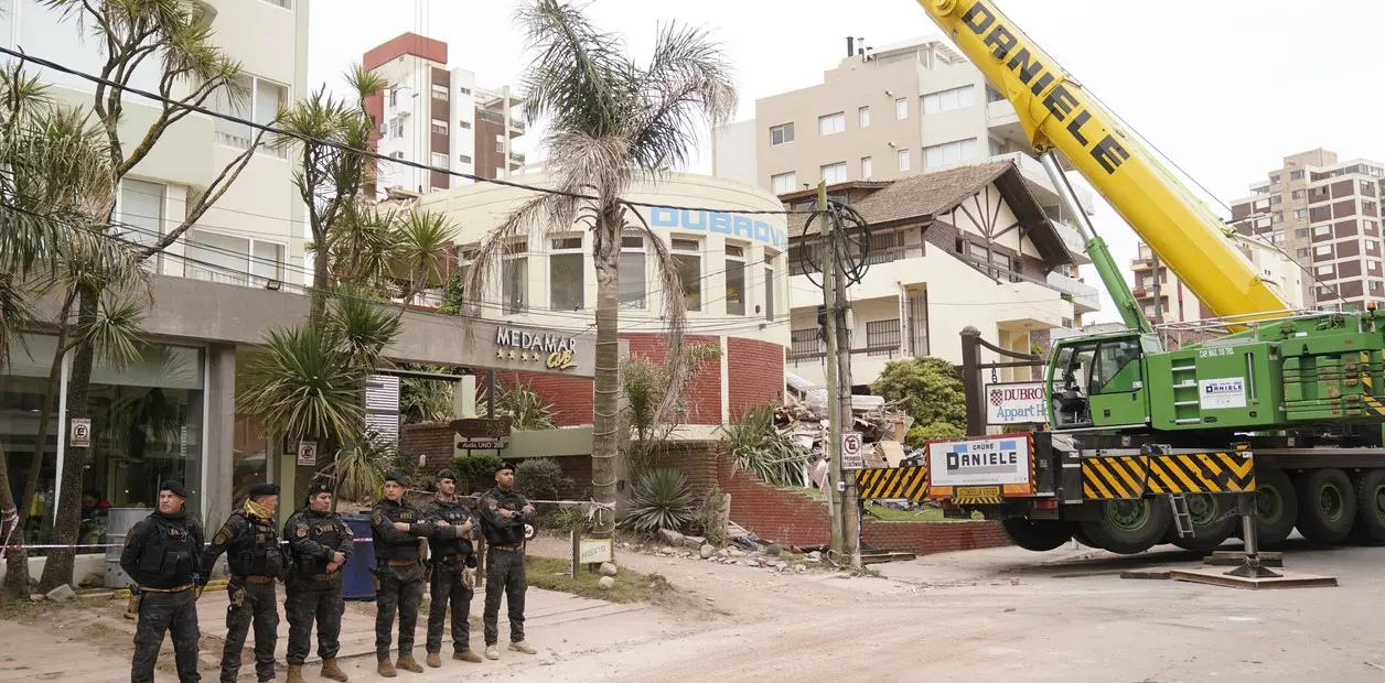 El lugar del derrumbe, custodiado por la Policía