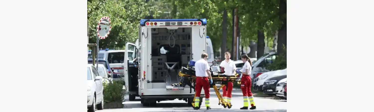 Personal de rescate acude al lugar de un tiroteo en una escuela de Graz, Austria, el martes 10 de junio de 2025. (Kleine Zeitung vía AP)