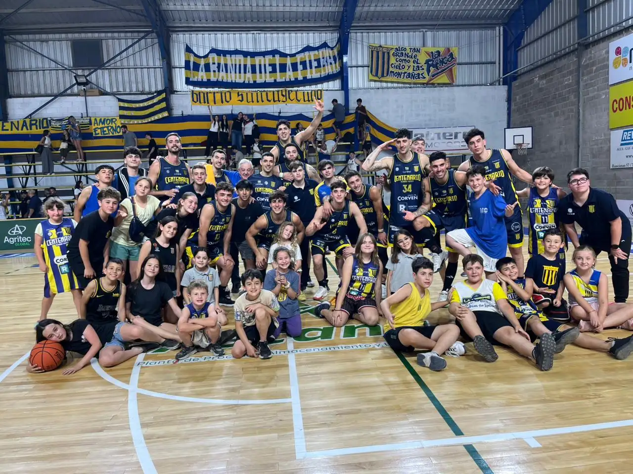 La Fiebre volvió a festejar en la nueva cancha "Eduardo Flaco Allovatti" que ya comienza a ser una fortaleza. Foto: Fabián Gallego