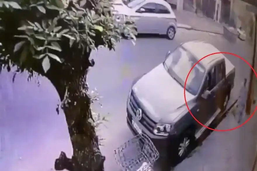 El ataque se produjo cuando bajaban cosas de la camioneta Amarok.