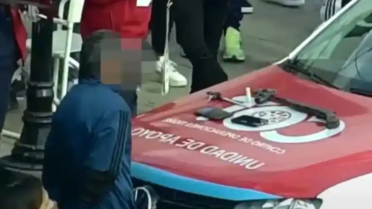 Al momento de la detención, el acusado portaba una gran cantidad de armas blancas y de fuego, que estaban escondidas en una mochila preparada para realizar repartos de delivery.