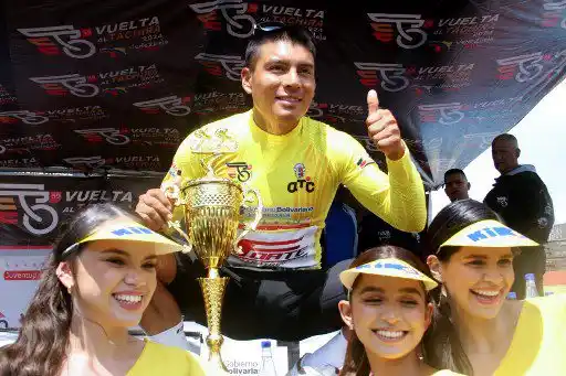 El ecuatoriano Jonathan Caicedo, del equipo Petrolike, celebra tras ganar la 59ª carrera ciclista Vuelta al Táchira en San Cristóbal, estado de Táchira, Venezuela, el 21 de enero de 2024.