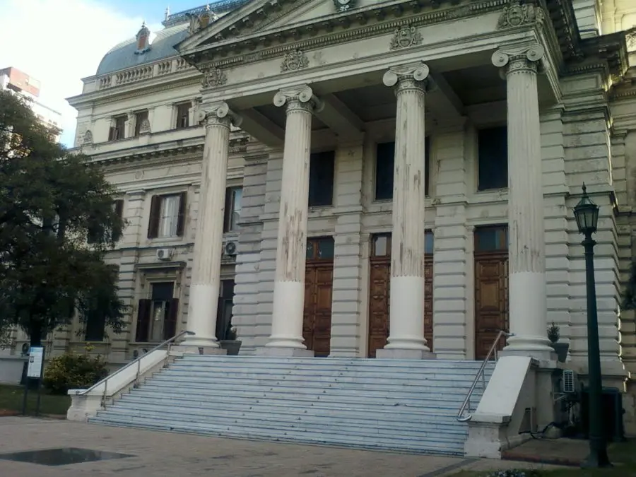 Falsa alarma: evacuaron la Legislatura por una amenaza de bomba