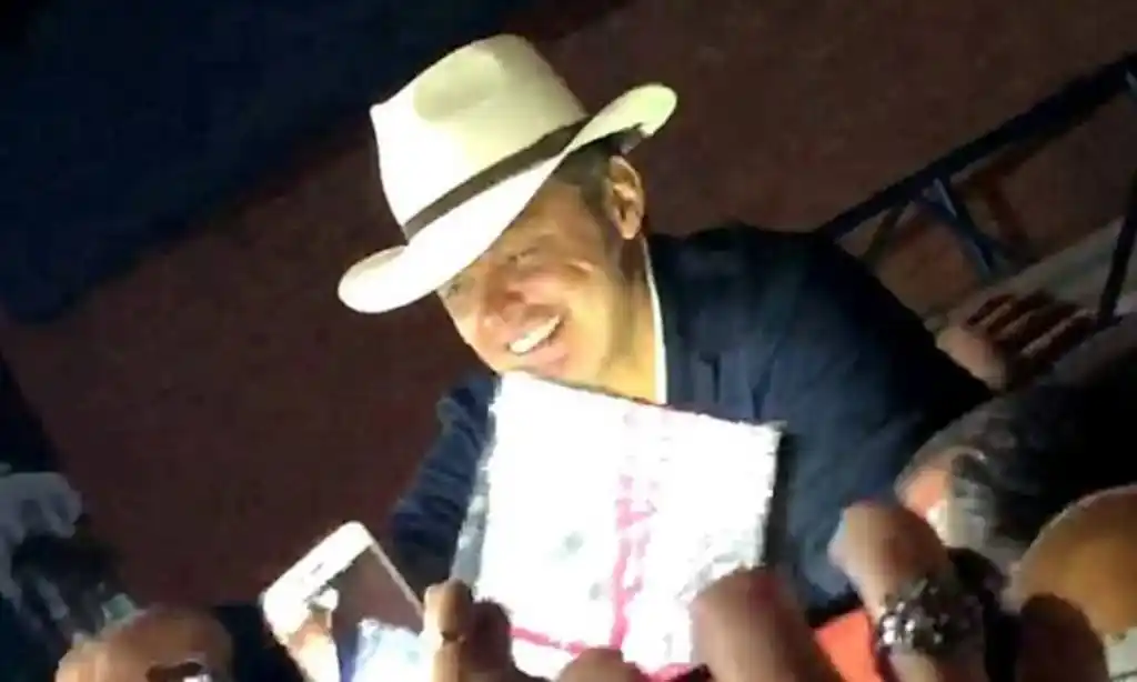 De muy buen humor y con un look particular: llegó Luis Miguel a Córdoba