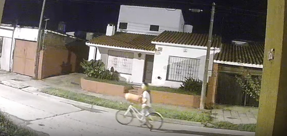 [VIDEO] Abrieron el portón y le robaron la garrafa a una jubilada