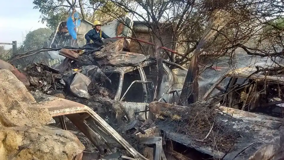 Bomberos trabajaron en un depósito de chatarra de la Policía de Abigeato