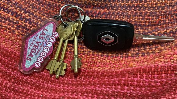 Eva encontró llaves de auto
