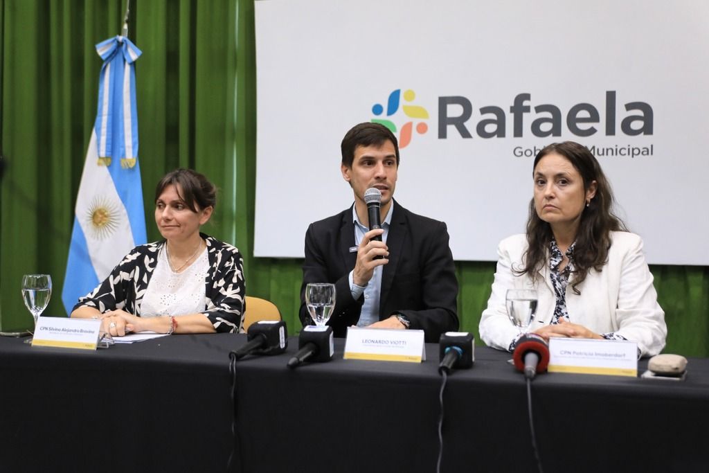 Viotti encabezó el acto de apertura de sobres para la obra de remodelación de las veredas del centro