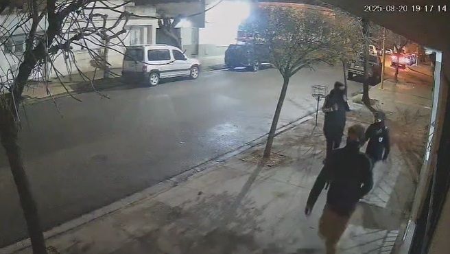 Tres sujetos, entre ellos un niño, robaron una cámara de seguridad