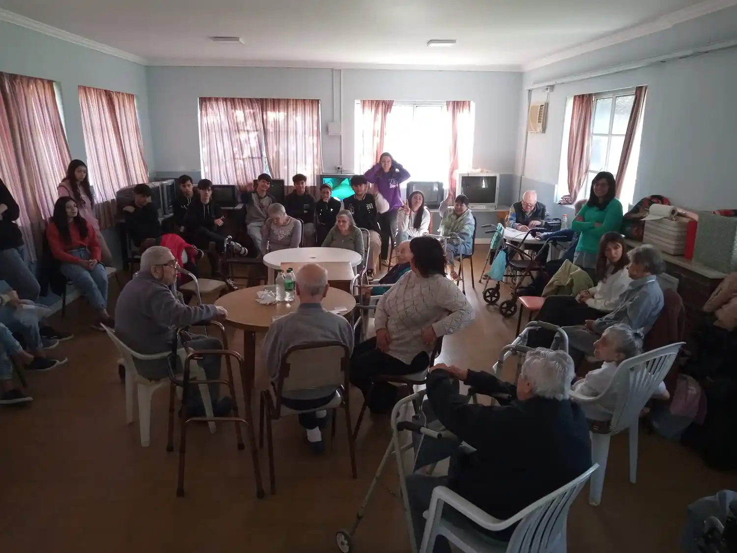 Alumnos de la Escuela Secundaria N.º 1 visitaron el Hogar para Ancianos