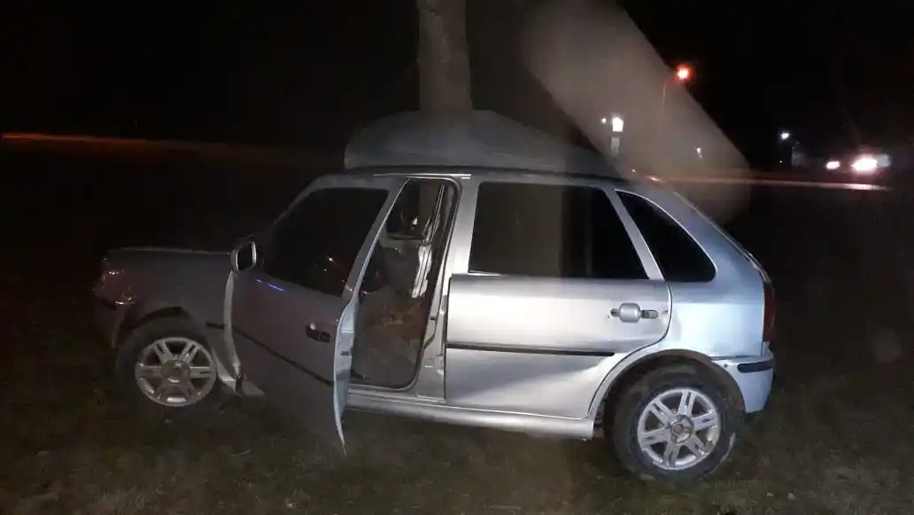 Despistó y chocó de lateral contra un árbol