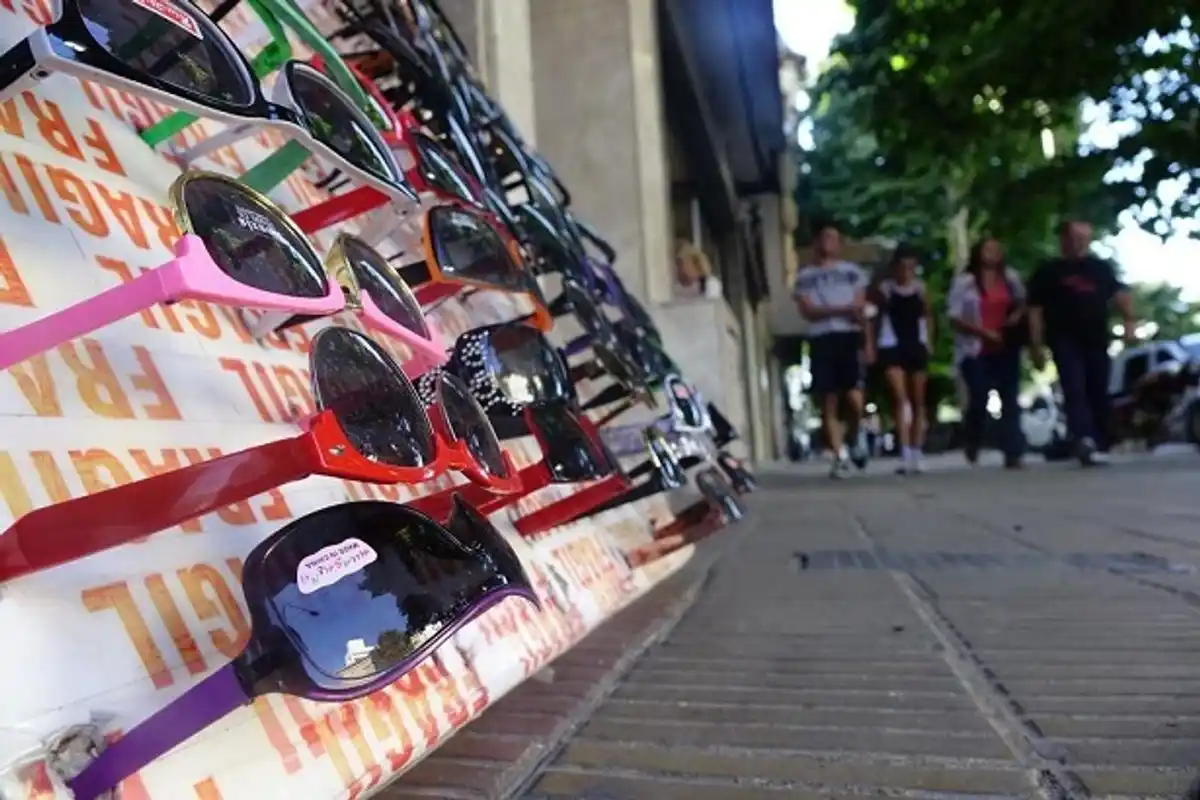 Crece la venta informal de anteojos y el municipio refuerza controles en San Francisco