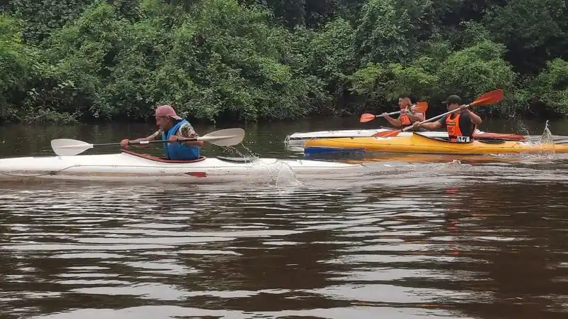 Exitosa competencia de
kayaks en el riacho El Porteño