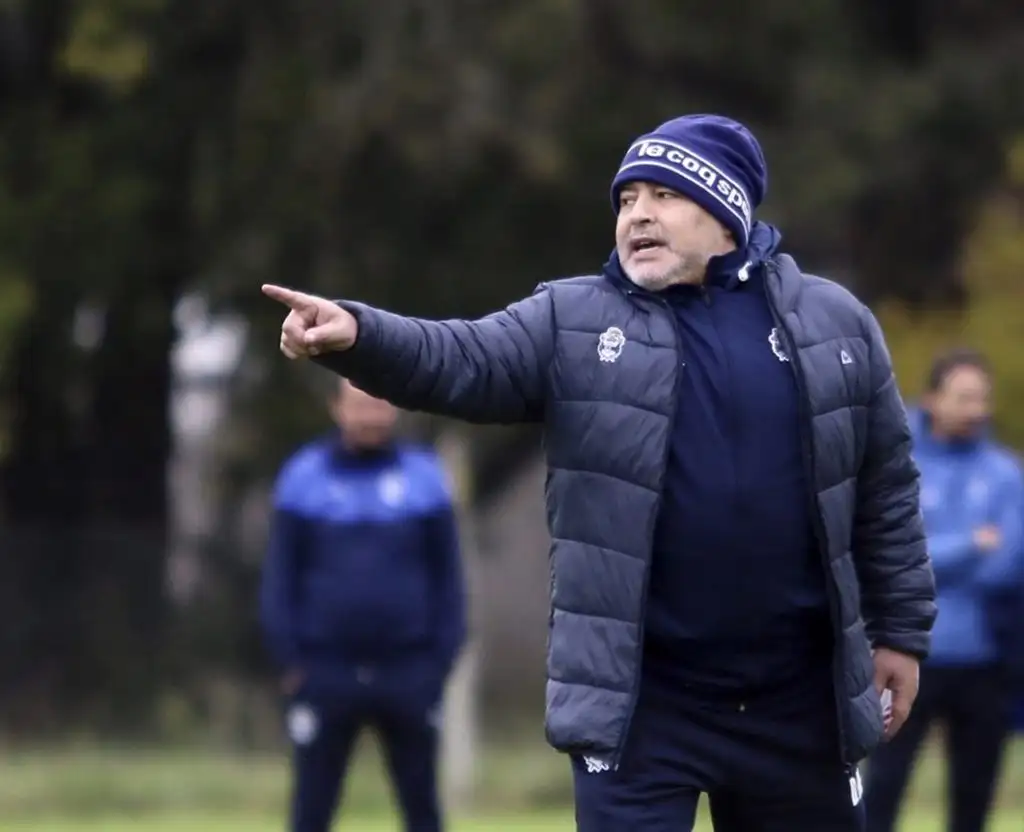 Maradona condujo una nueva práctica del “Lobo”