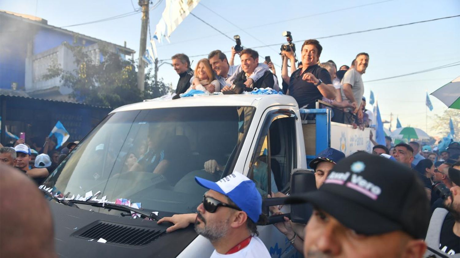 Massa de caravana con dirigentes bonaerenses.