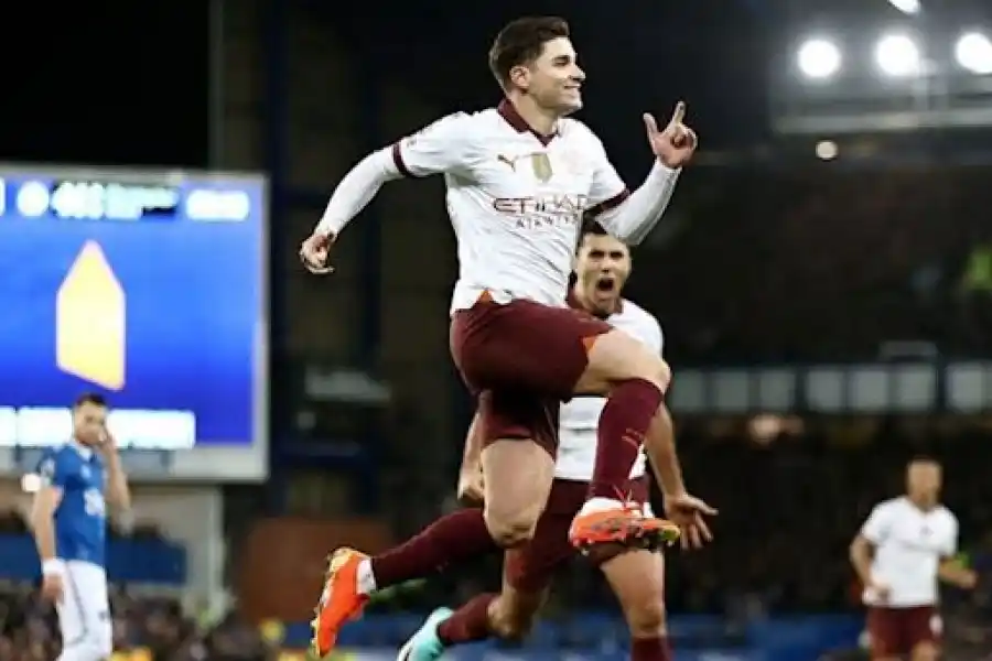 Julián Álvarez anotó y el City ganó y se acerca a la cima