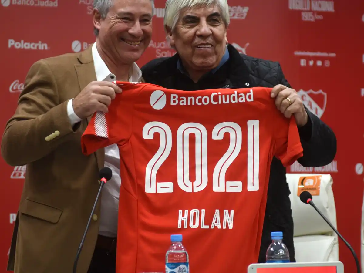 Holan recargado: renovó hasta 2021