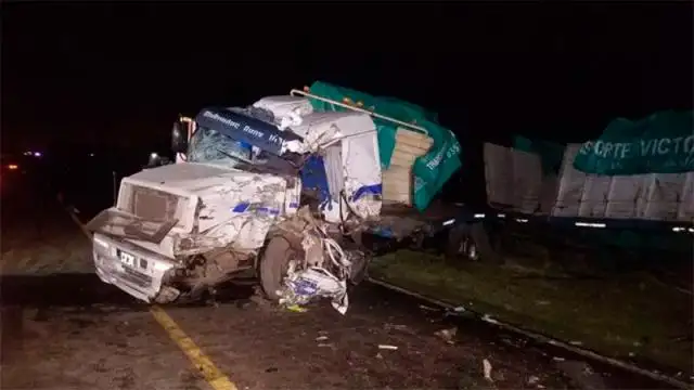 Violento choque entre camiones: Los dos choferes padecieron graves lesiones