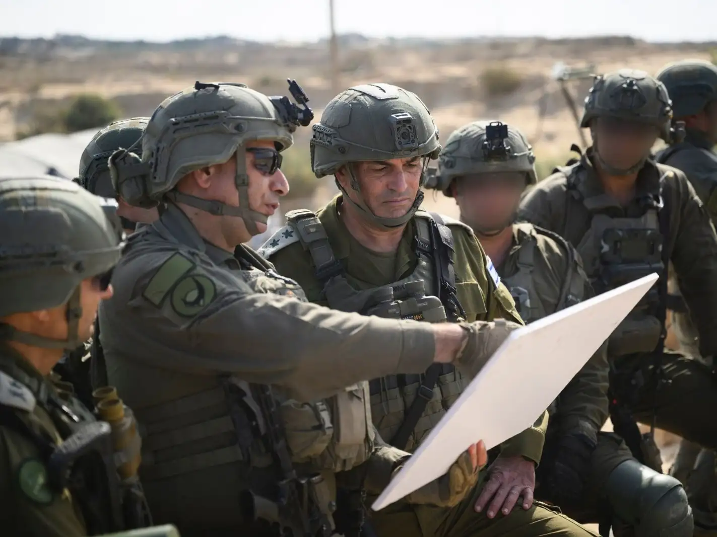 Israel bombardeó fuertemente la ciudad de Gaza la madrugada de ayer, al lanzar una ofensiva terrestre para ocuparla, según diversos medios de comunicación.