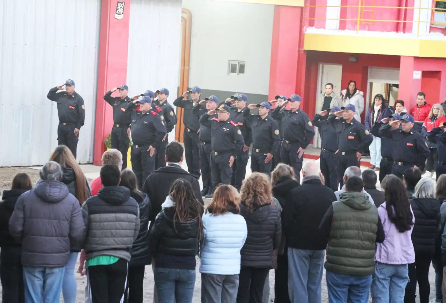 Vecinos acompañaron el acto de reconocimiento a los servidores públicos de la localidad