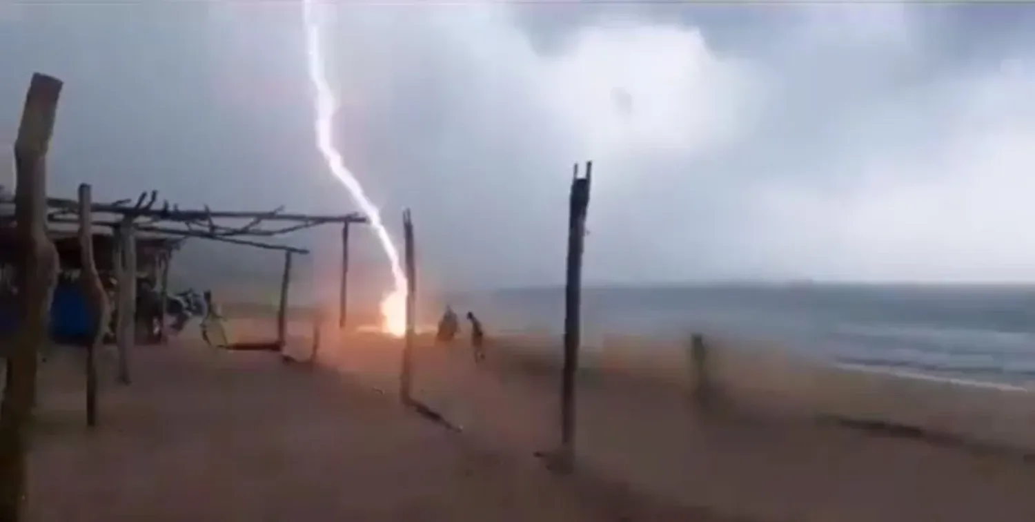 Momento exacto en el que cae el rayo sobre la playa.