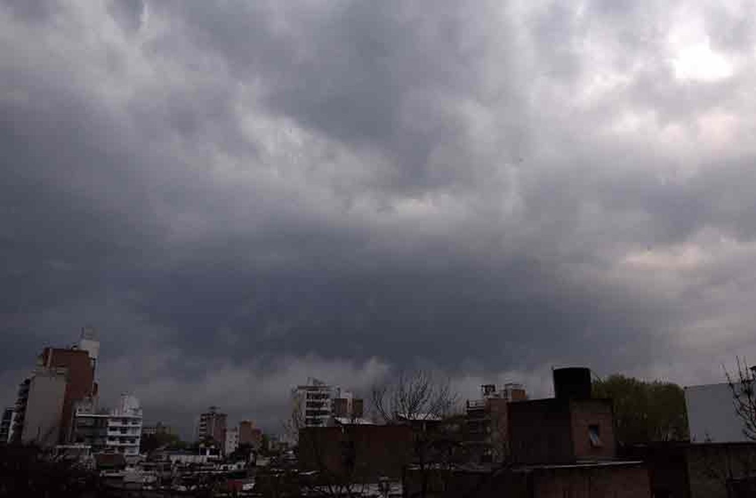 Alerta por vientos intensos y tormentas fuertes para este miércoles en Rosario