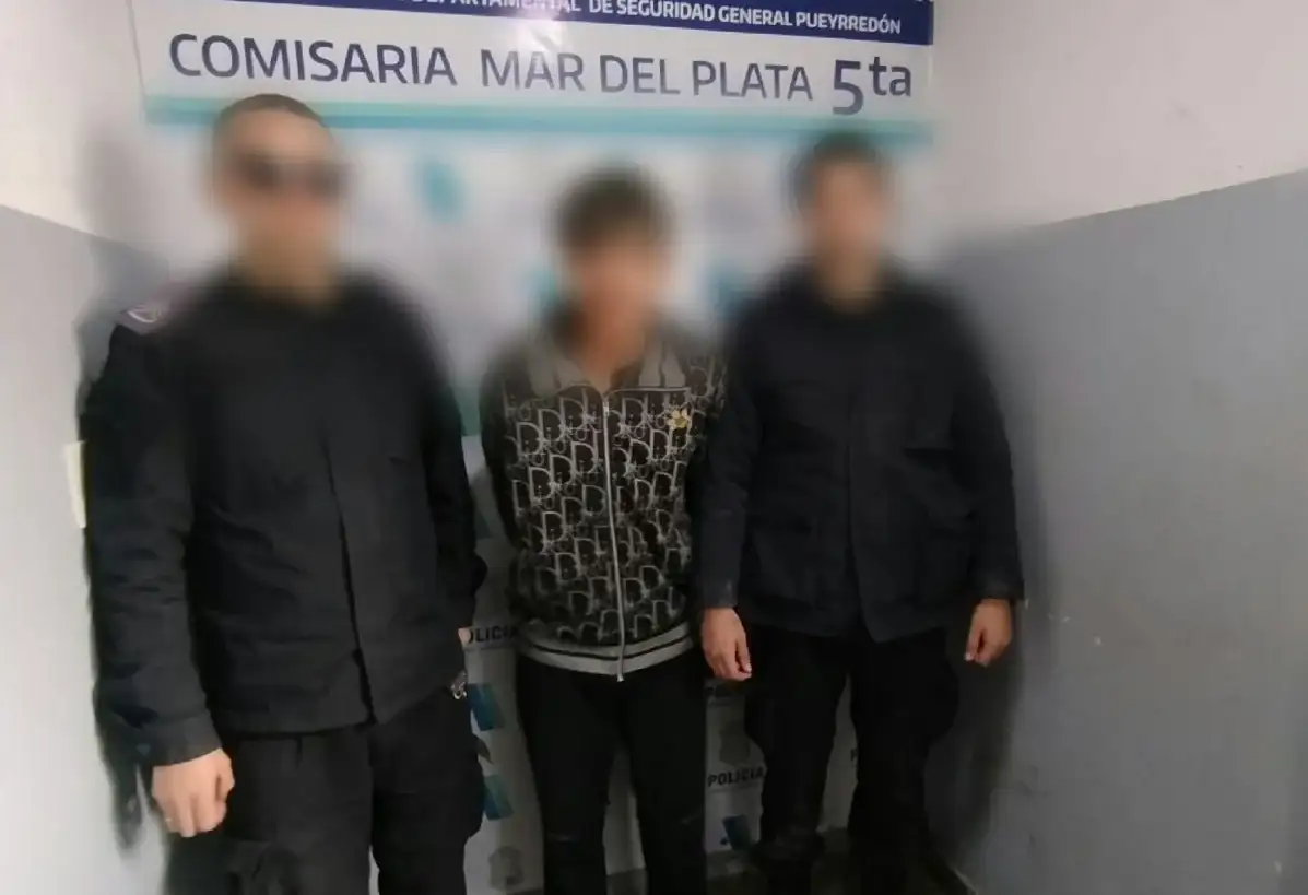 Una vez localizado, se inició una persecución a pie que culminó cuando los efectivos lo localizaron oculto en el interior de un tanque de agua ubicado sobre el techo del inmueble.