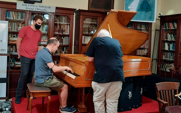 Encuentro de lujo: Nelson Goerner y Carlos Nery pusieron a punto el piano de la Biblioteca Popular Rafael Obligado