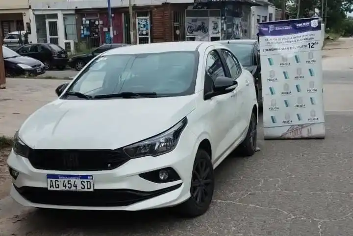 El auto fue recuperado este mediodía en la zona de Ecuadro y Santa Cruz.