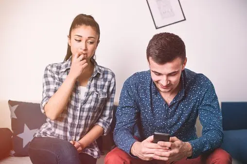 Los celos cobran otra dimensión en la era de las redes sociales