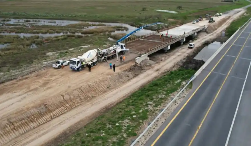 Retoman obras en un puente de la ruta 56 clave para llegar a Pinamar y Villa Gesell