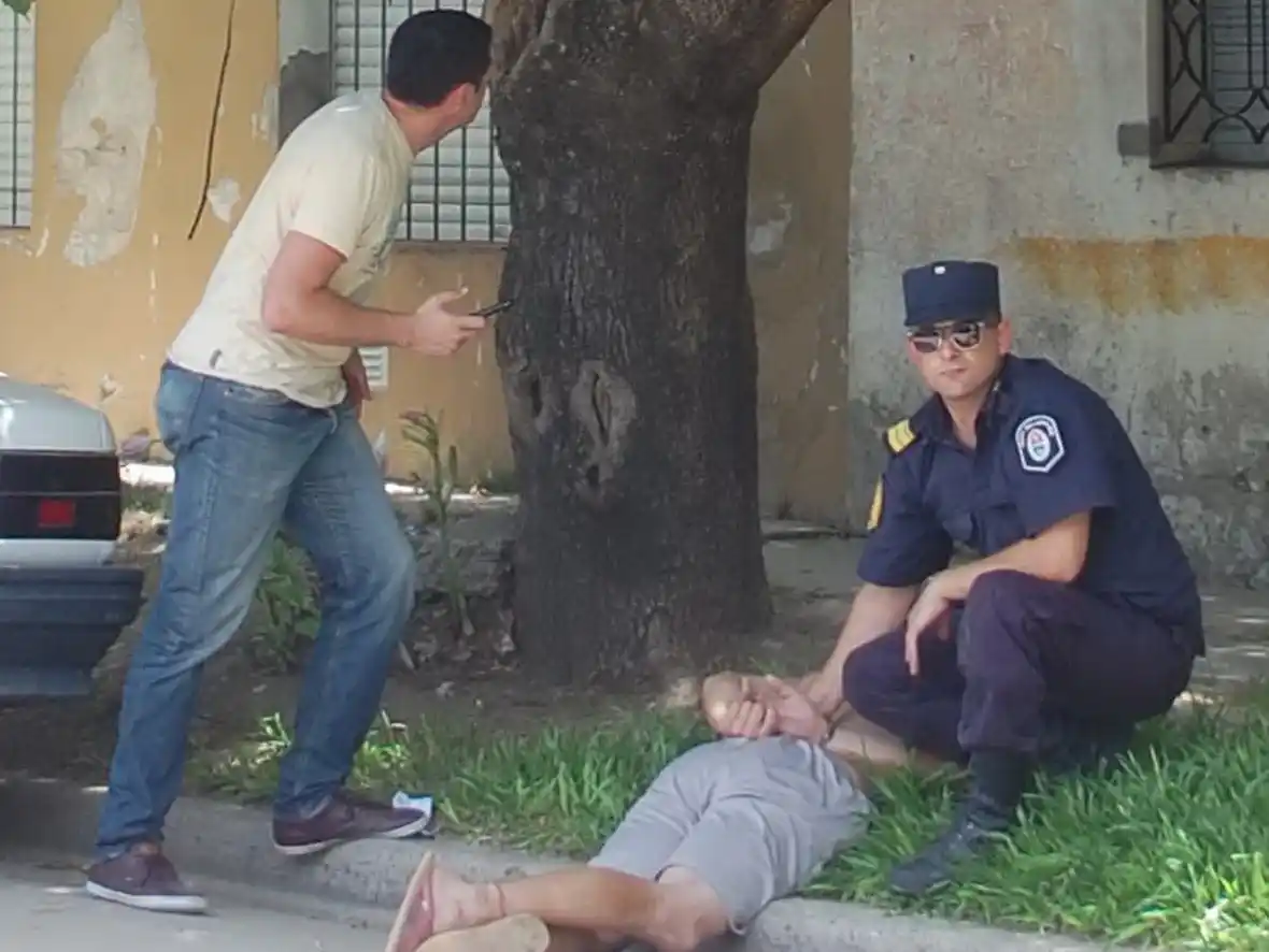 Se escondió en el árbol pero lograron atraparlo 