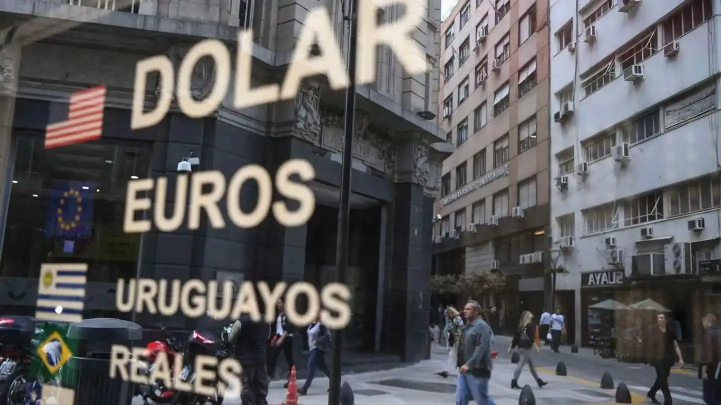 Pese a la volatilidad global, el dólar baja en la Argentina: cómo puede seguir en los próximos meses